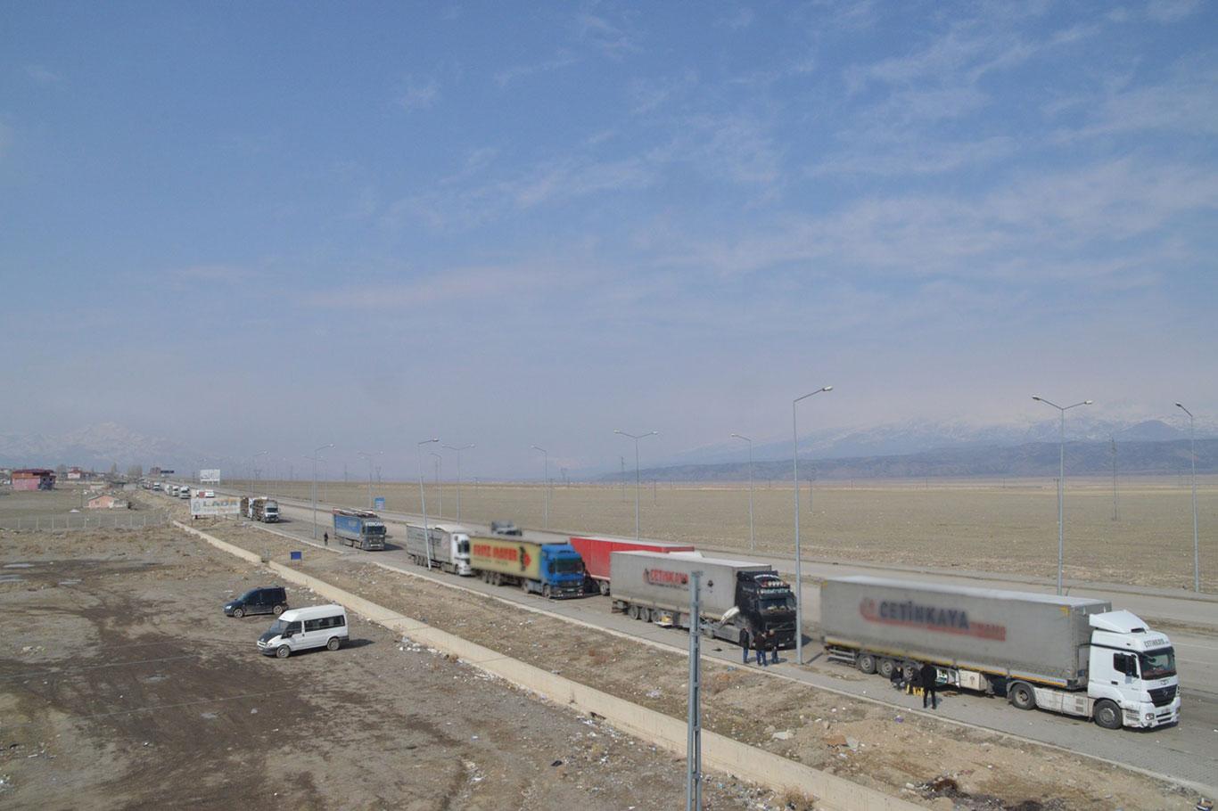 Gürbulak'ta 7 kilometrelik TIR kuyruğu oluştu